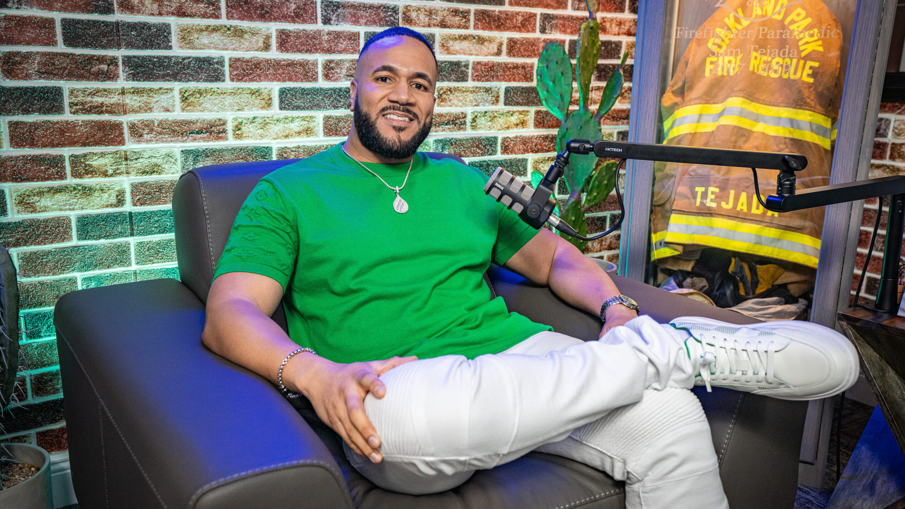 What_Does_Hair_Loss_Say_About_Your_Health_and_How_Can_You_Fix_It_(@Best-Holistic-Life_@BestHolisticLifeMagazine_@New-Release_@Sam-Tejada)_Photo